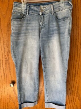 Light Blue Women’s Cropped Jeans Wallflower